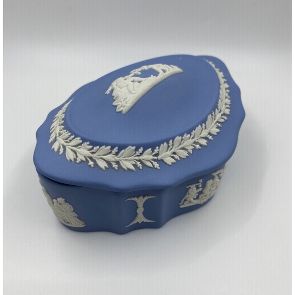 Wedgwood Jasperware Trinket Box With Lid Vintage Cherubs Cream On Blue - Picture 3 of 9